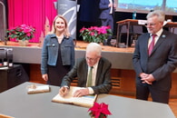 Ministerpräsident trug sich im Beisein von Bürgermeisterin Sarina Pfründer und Oberbürgermeister Michael Makurath in das Goldene Buch der Stadt Lauffen a.N. ein