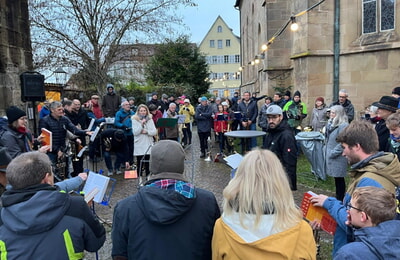 Gemeinsam mit Pfarrerin Annette Winckler-Mann eröffnete Bürgermeisterin Sarina Pfründer den Weihnachtsmarkt rund um die Regiswindiskirche 