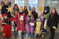 Sternsinger besuchen das Lauffener Bürgerbüro am 4.1.25. Die Bürgerbüroleiter nehmen den Segen stellvertretend für Bürgermeisterin Sarina Pfründer entgegen. (Foto: Tina Kormesch)