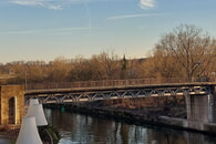 Mittlerweile wurde die Kanalbrücke mit Hilfsträgern befestigt