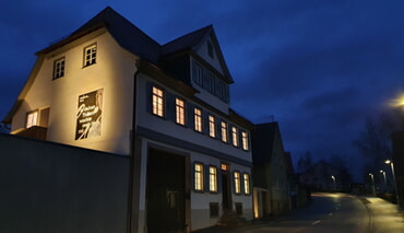 Hölderlinhaus nachts beleuchtet