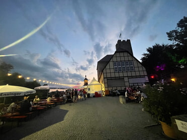 01.09.2024 - Amanda Blatt - Strahlende Abendstimmung auf dem Weinfest