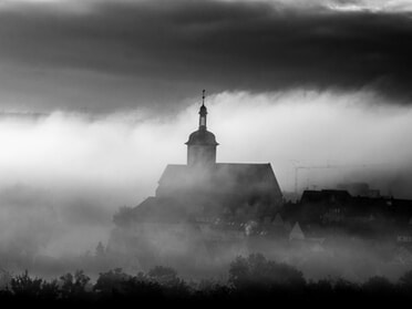 06.10.2024 - Hansjörg Sept - Regiswindiskirche im Nebel s/w