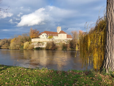 26.11.2024 - Hans-Peter Schwarz - Rathausburg in der Novembersonne