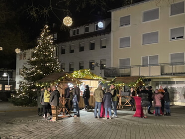 17.12.2024 - Dorothee Vögele -  Weihnachtshütte am Postplatz bewirtet von der Bürgerstiftung anzetteln e.V.