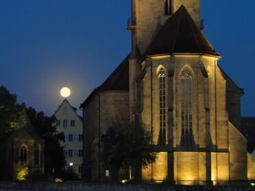 September 2024 - Marco Eberbach - Der Vollmond balanciert über Lauffener Dachspitzen